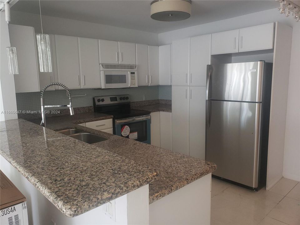 For Rent: $2,800 (2 beds, 2 baths, 910 Square Feet)