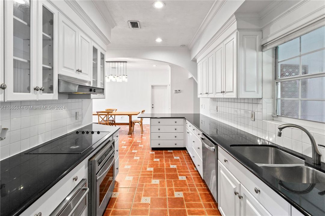 En Venta: $1,995,000 (4 camas, 2 baños, 2519 Pies cuadrados)