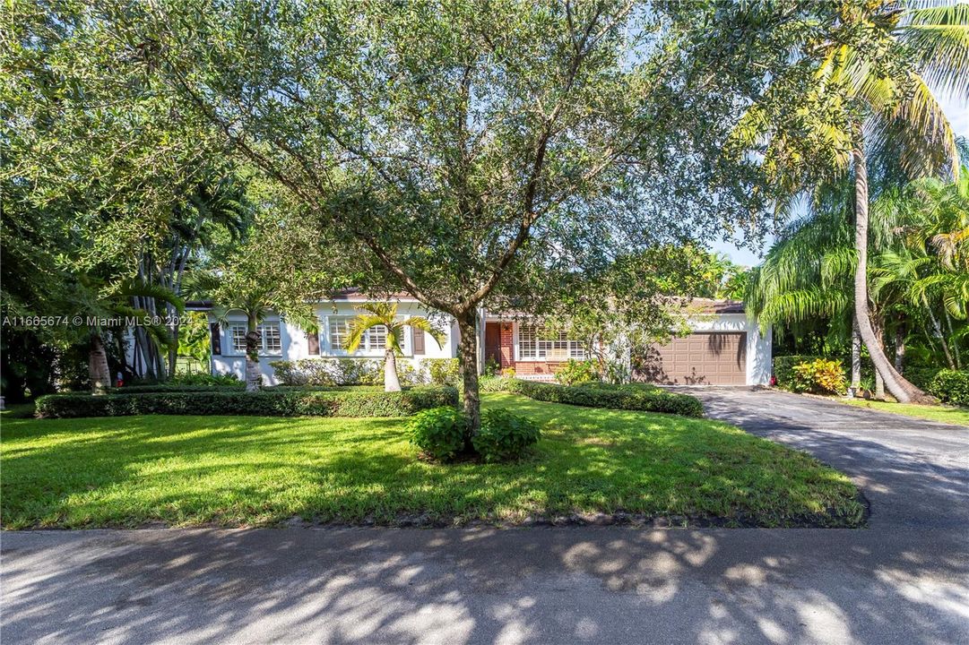 For Sale: $1,995,000 (4 beds, 2 baths, 2519 Square Feet)