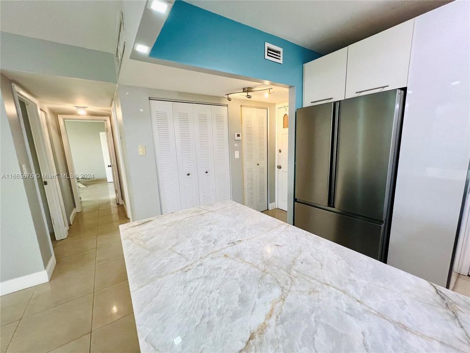 For Sale: $235,000 (2 beds, 2 baths, 1077 Square Feet)