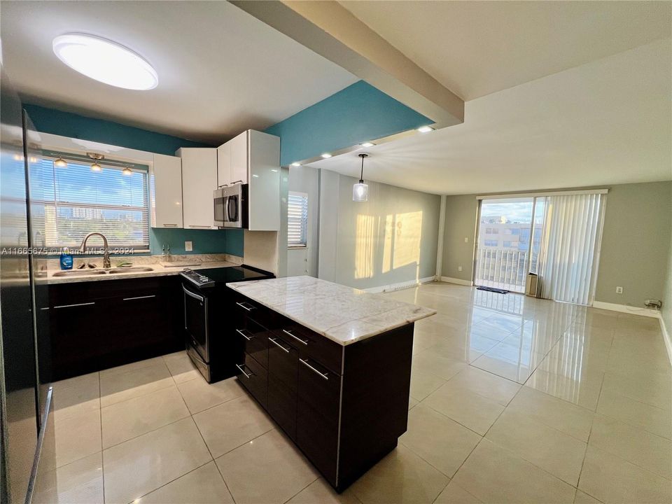 For Sale: $235,000 (2 beds, 2 baths, 1077 Square Feet)