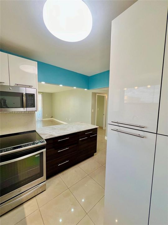 For Sale: $235,000 (2 beds, 2 baths, 1077 Square Feet)