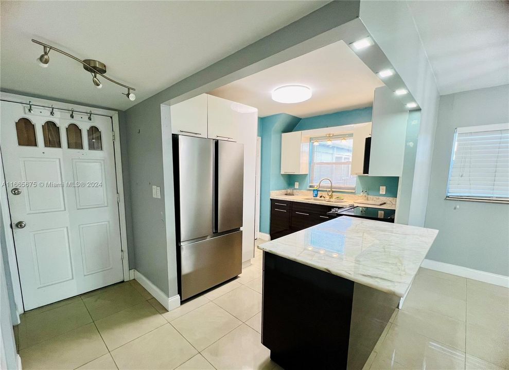 For Sale: $235,000 (2 beds, 2 baths, 1077 Square Feet)