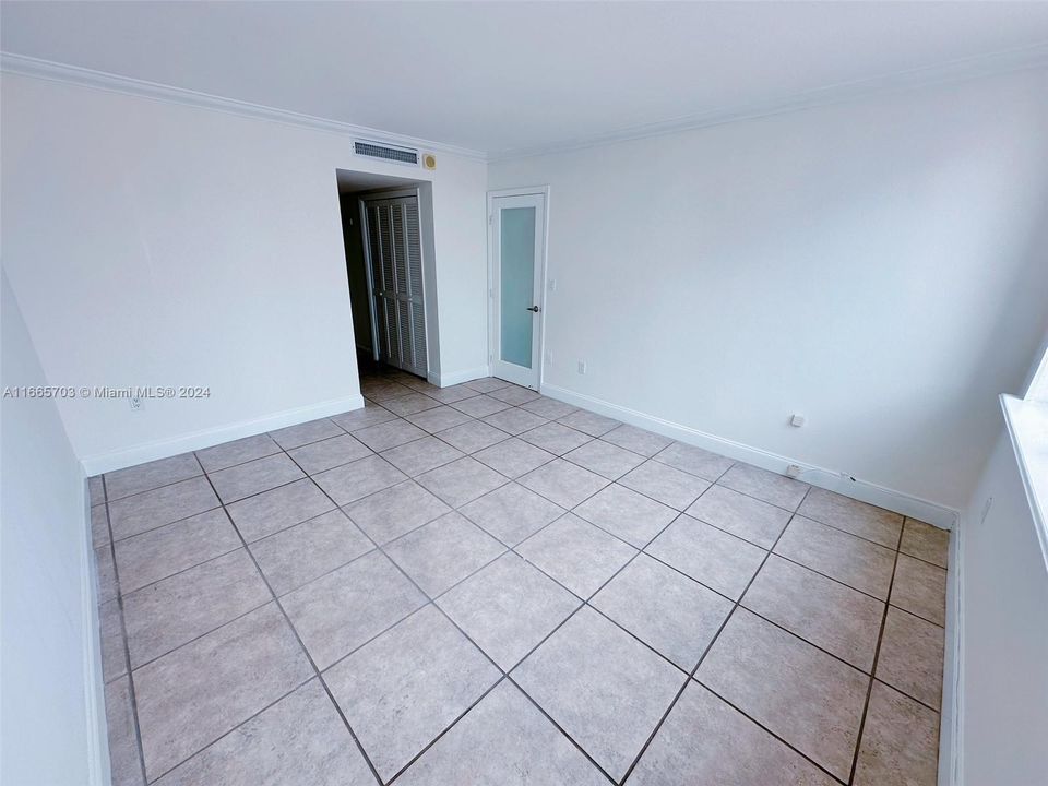 For Rent: $2,600 (1 beds, 1 baths, 718 Square Feet)