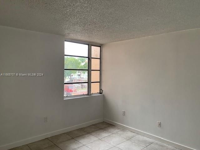 For Rent: $2,100 (2 beds, 1 baths, 930 Square Feet)