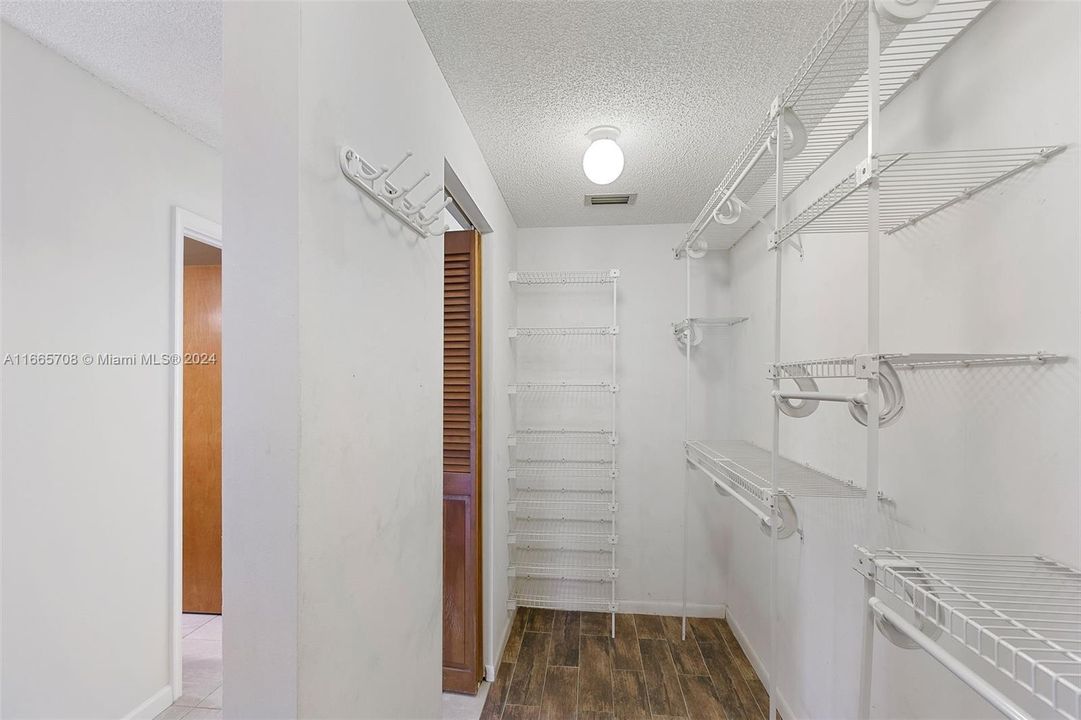 En Venta: $725,000 (4 camas, 2 baños, 1994 Pies cuadrados)