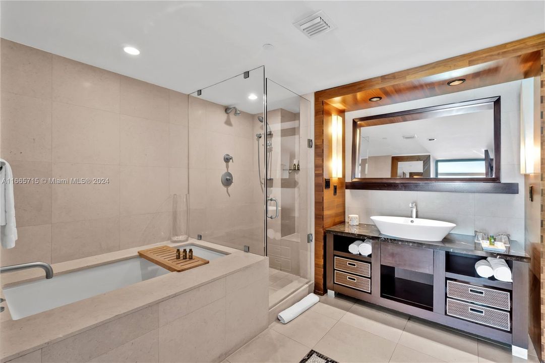 For Sale: $599,000 (1 beds, 1 baths, 662 Square Feet)