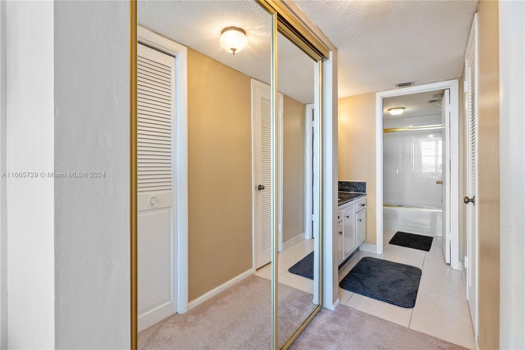 For Sale: $215,000 (1 beds, 1 baths, 1005 Square Feet)