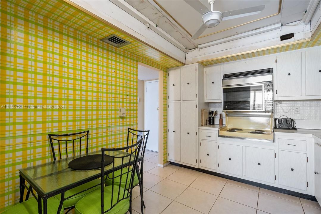 For Sale: $215,000 (1 beds, 1 baths, 1005 Square Feet)