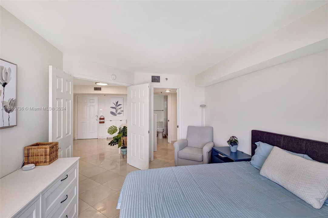 For Sale: $649,000 (2 beds, 2 baths, 880 Square Feet)