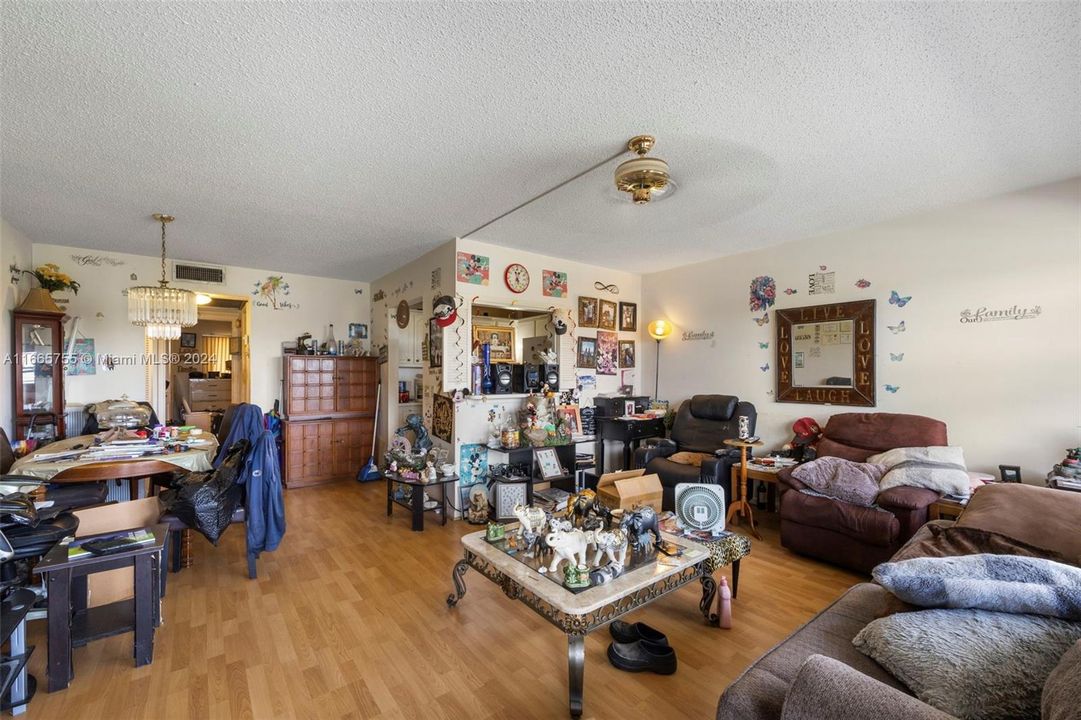 For Sale: $80,000 (1 beds, 1 baths, 719 Square Feet)