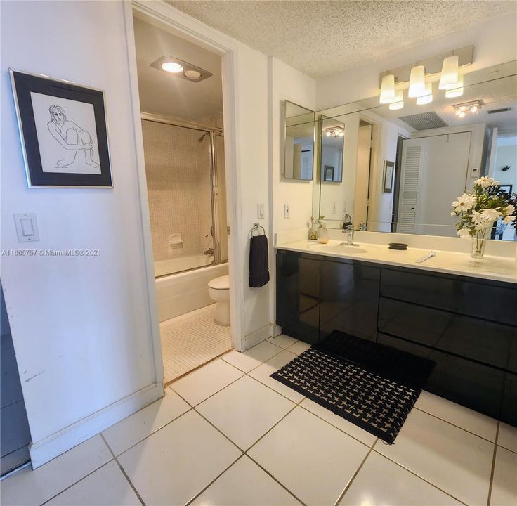 For Sale: $300,000 (2 beds, 2 baths, 1092 Square Feet)