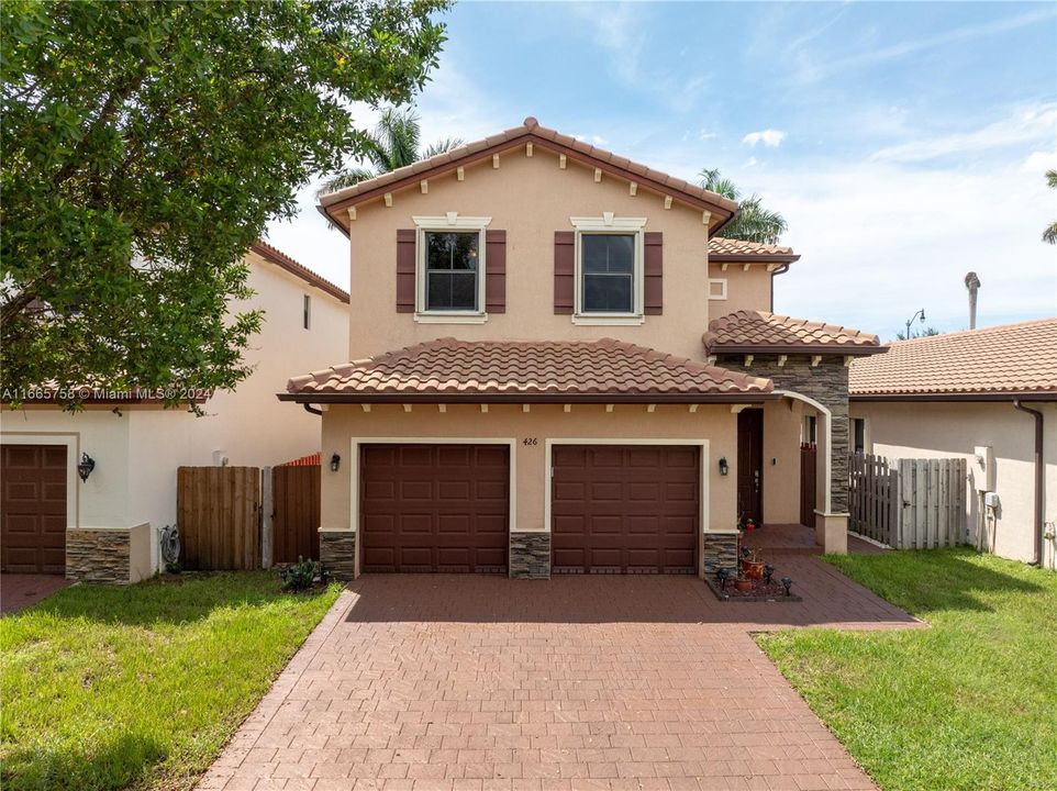 For Sale: $569,000 (5 beds, 3 baths, 2924 Square Feet)