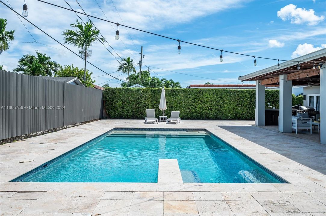 Pool with sitting area in the deep