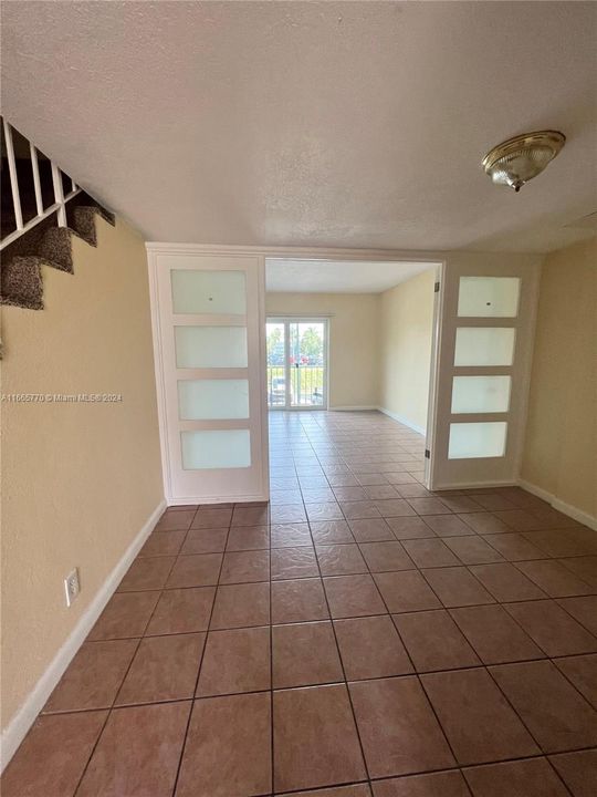 For Rent: $2,200 (2 beds, 1 baths, 900 Square Feet)