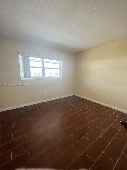 For Rent: $2,200 (2 beds, 1 baths, 900 Square Feet)