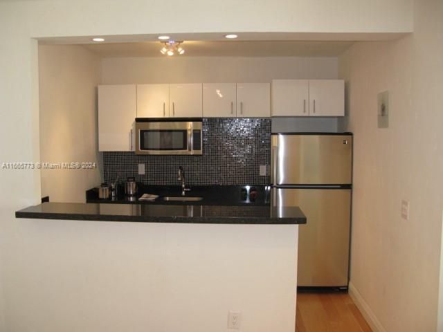 For Rent: $1,800 (1 beds, 1 baths, 420 Square Feet)