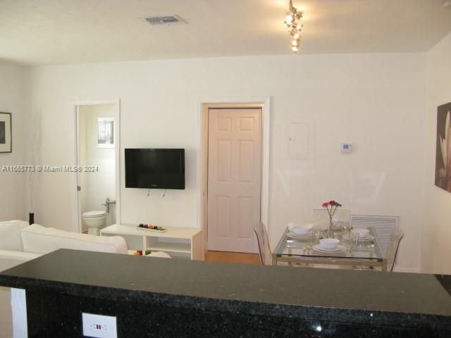 For Rent: $1,800 (1 beds, 1 baths, 420 Square Feet)