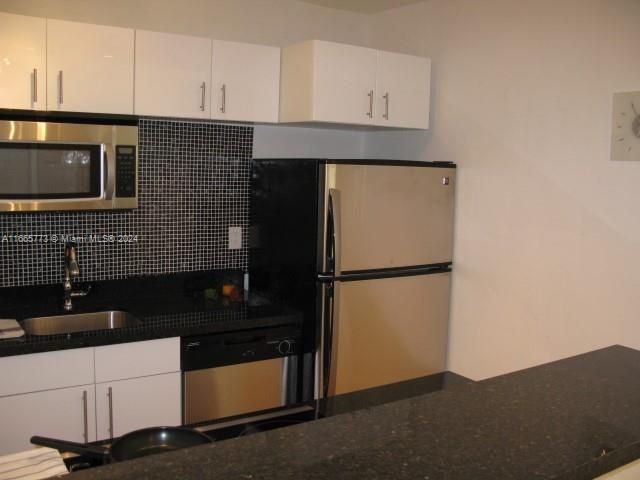 For Rent: $1,800 (1 beds, 1 baths, 420 Square Feet)