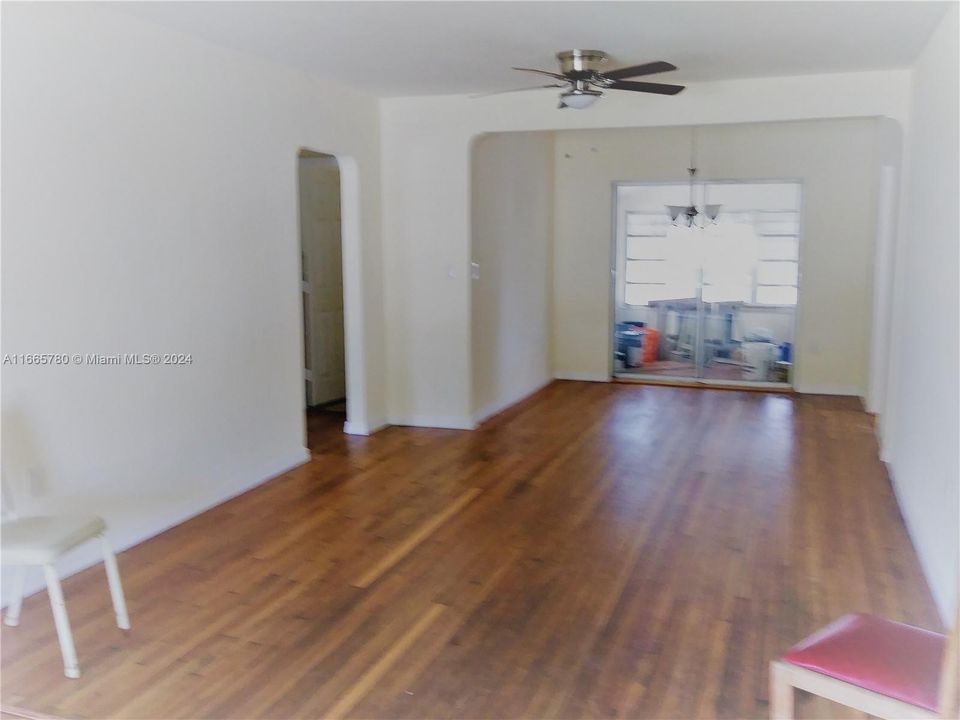 For Sale: $525,000 (2 beds, 1 baths, 986 Square Feet)