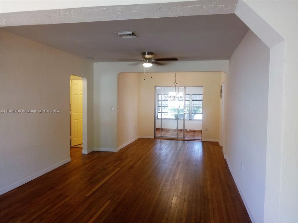 For Sale: $525,000 (2 beds, 1 baths, 986 Square Feet)