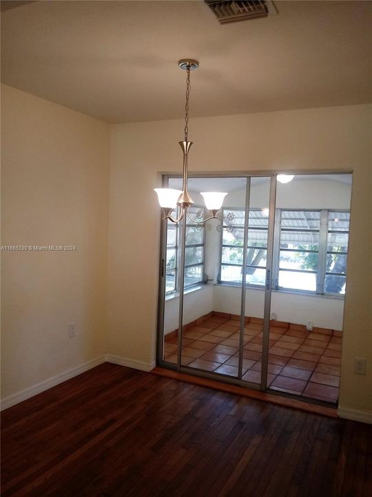 For Sale: $525,000 (2 beds, 1 baths, 986 Square Feet)