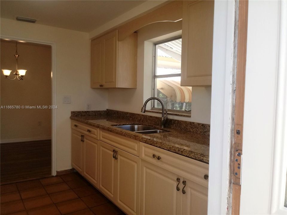 For Sale: $525,000 (2 beds, 1 baths, 986 Square Feet)