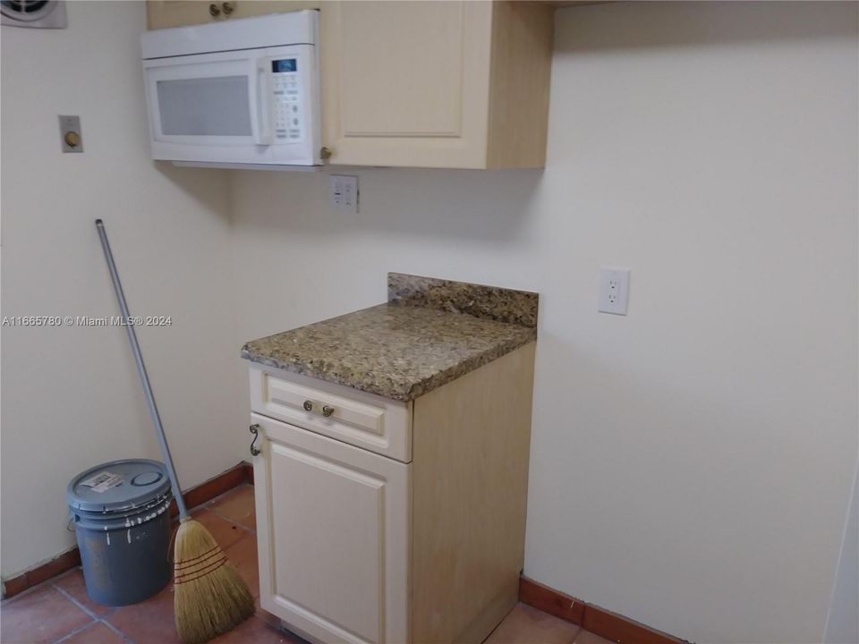 For Sale: $525,000 (2 beds, 1 baths, 986 Square Feet)