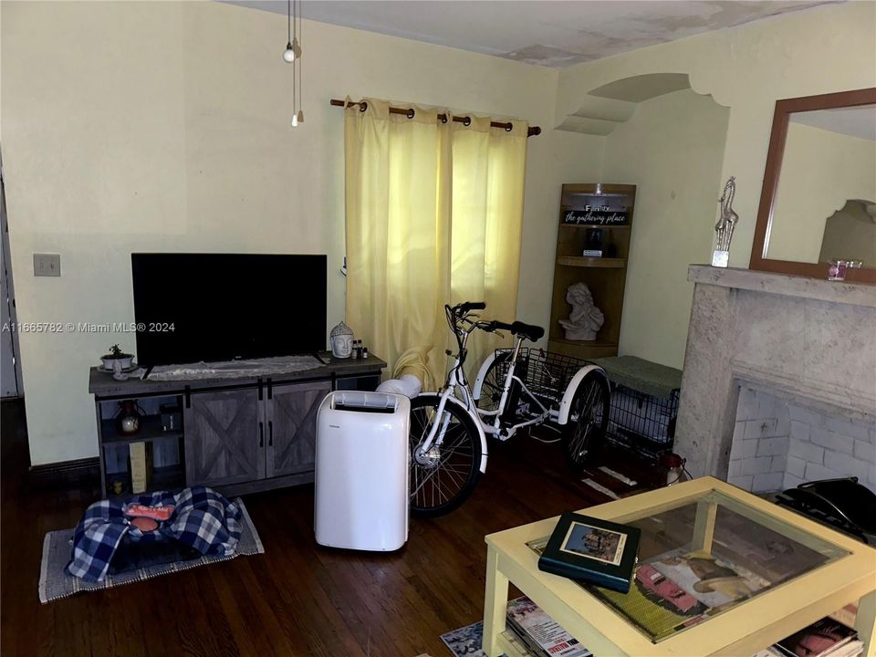 For Sale: $525,000 (2 beds, 1 baths, 1046 Square Feet)