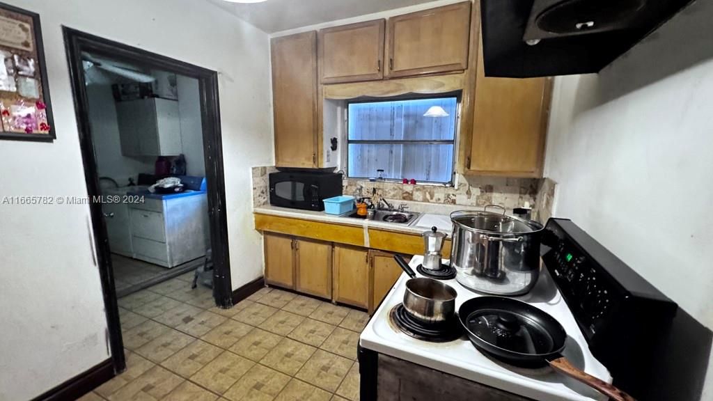 For Sale: $525,000 (2 beds, 1 baths, 1046 Square Feet)