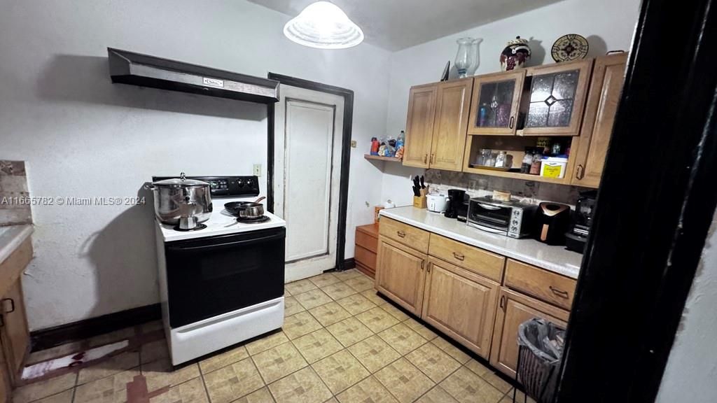 For Sale: $525,000 (2 beds, 1 baths, 1046 Square Feet)