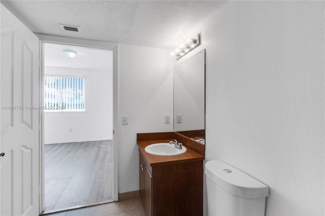 For Sale: $250,000 (1 beds, 1 baths, 718 Square Feet)