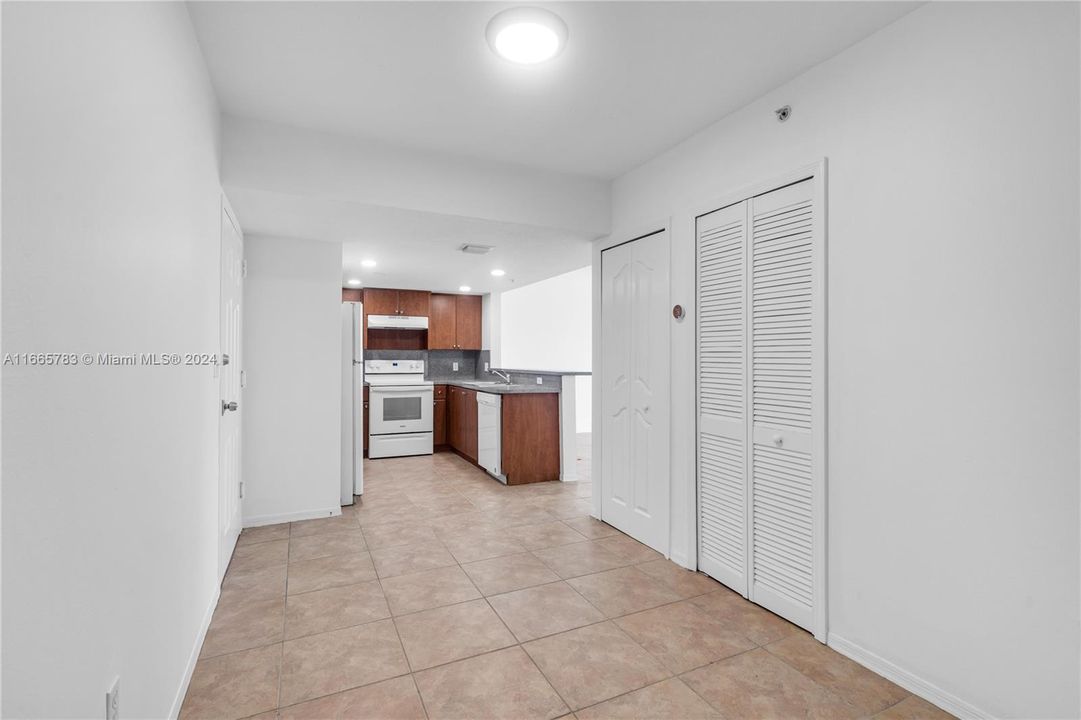 For Sale: $250,000 (1 beds, 1 baths, 718 Square Feet)