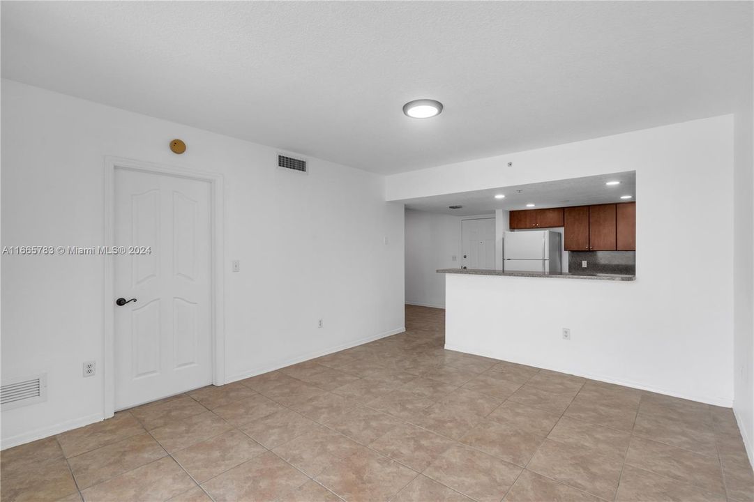 For Sale: $250,000 (1 beds, 1 baths, 718 Square Feet)