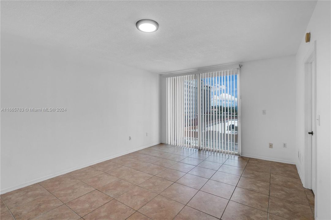 For Sale: $250,000 (1 beds, 1 baths, 718 Square Feet)