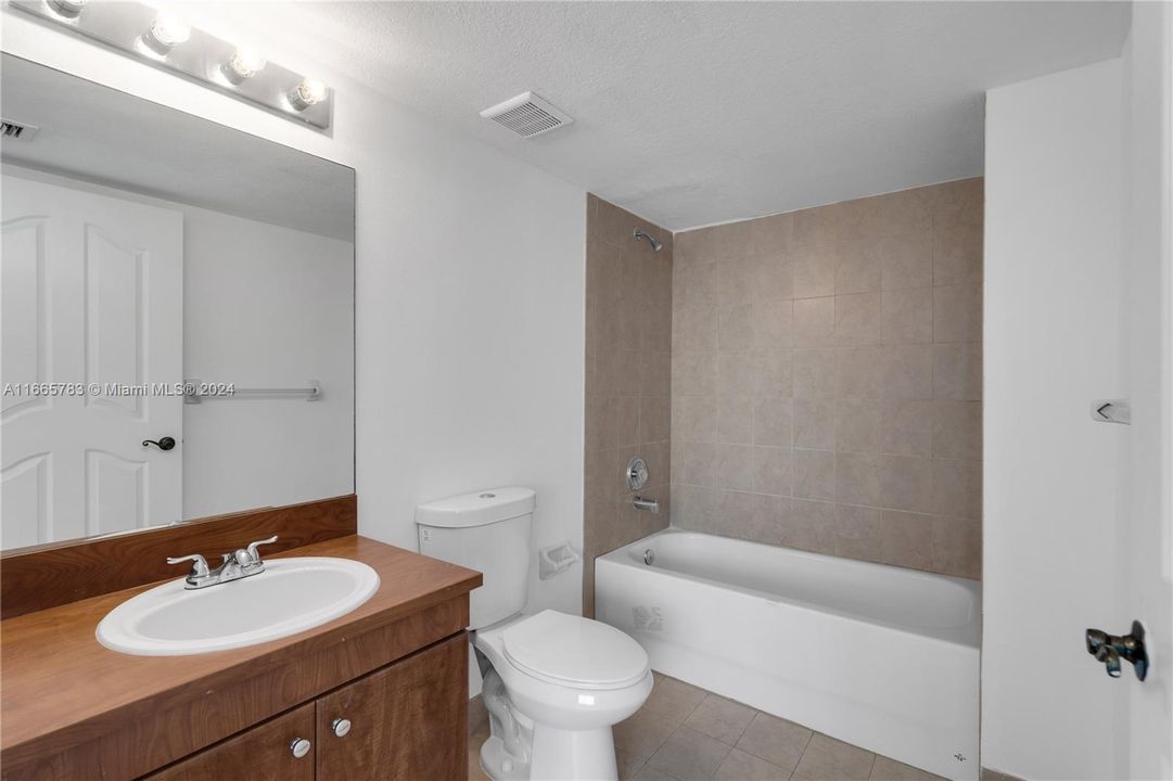 For Sale: $250,000 (1 beds, 1 baths, 718 Square Feet)