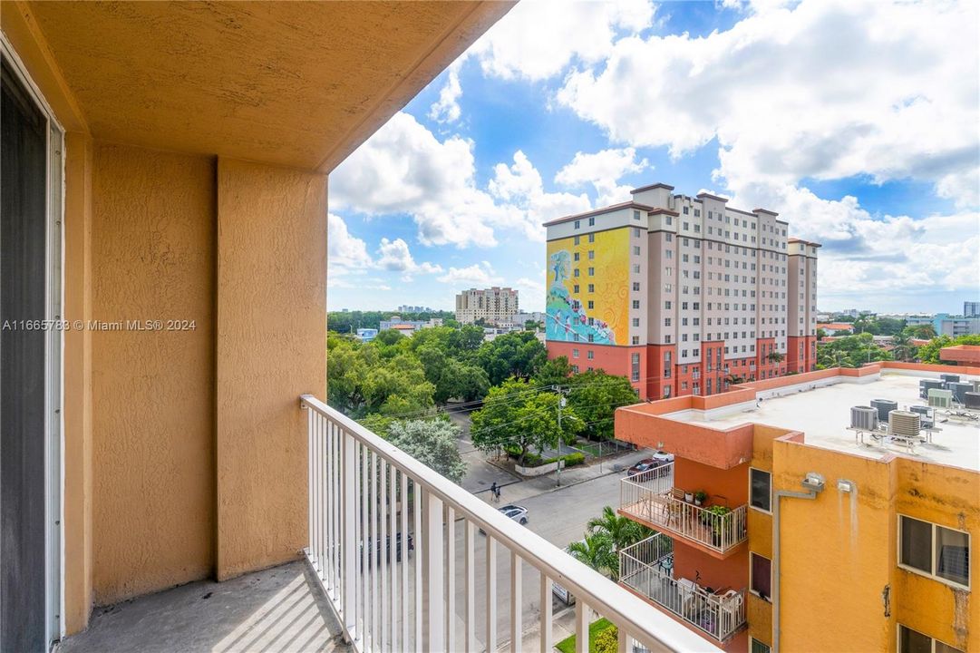 For Sale: $250,000 (1 beds, 1 baths, 718 Square Feet)