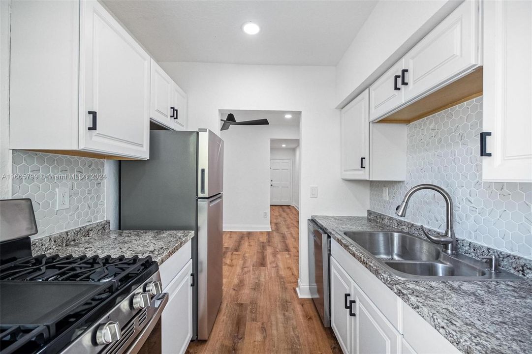 For Sale: $269,995 (1 beds, 1 baths, 420 Square Feet)