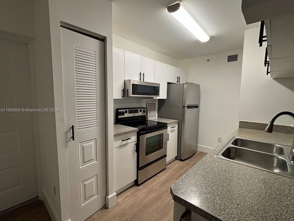 For Rent: $2,200 (2 beds, 1 baths, 747 Square Feet)