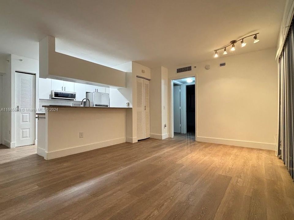 For Rent: $2,200 (2 beds, 1 baths, 747 Square Feet)