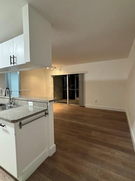 For Rent: $2,200 (2 beds, 1 baths, 747 Square Feet)