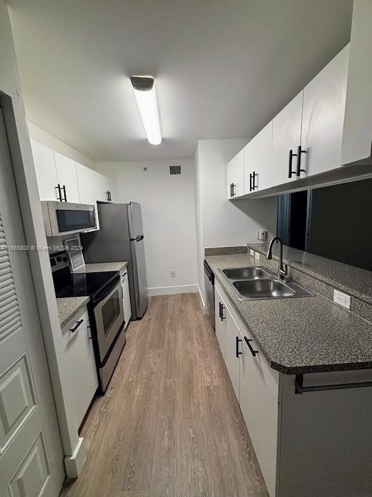 For Rent: $2,200 (2 beds, 1 baths, 747 Square Feet)