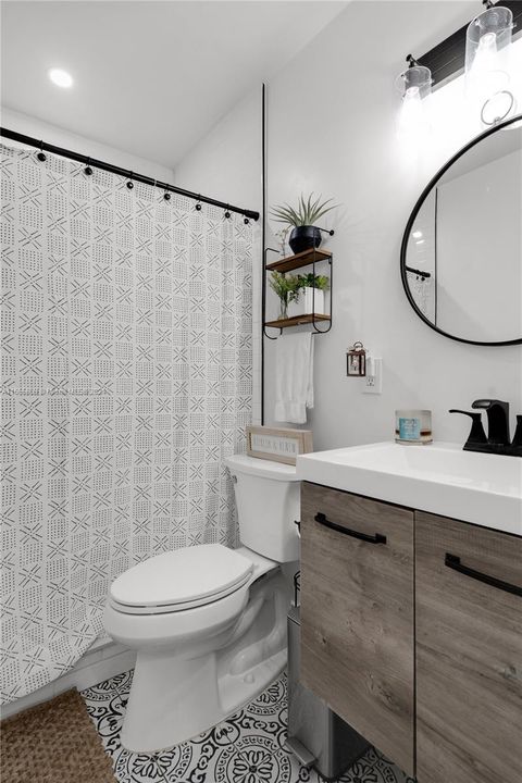 HALL BATHROOM ADJACENT TO 2 BEDROOMS