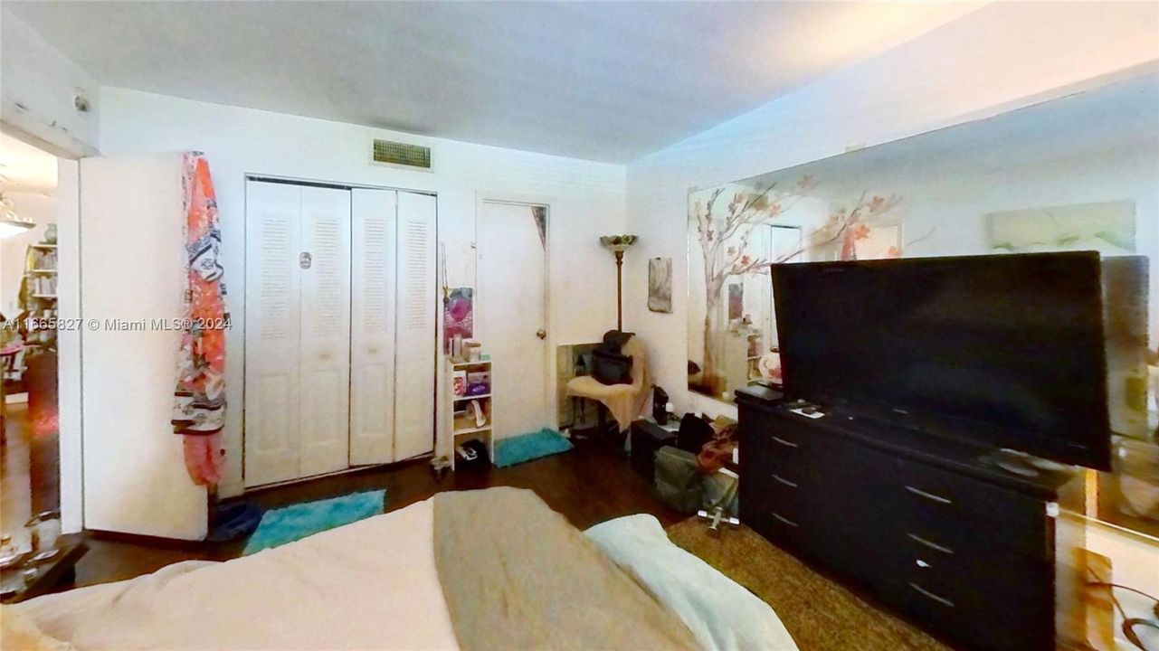 For Sale: $195,000 (1 beds, 1 baths, 728 Square Feet)