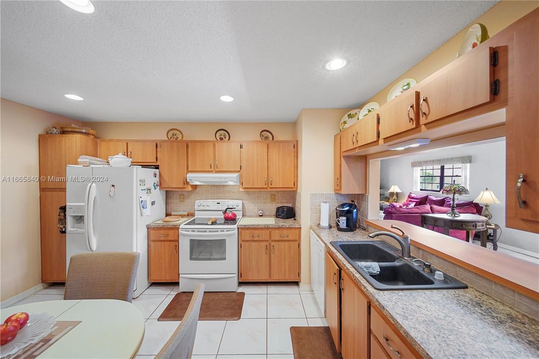 For Sale: $475,000 (2 beds, 2 baths, 1309 Square Feet)