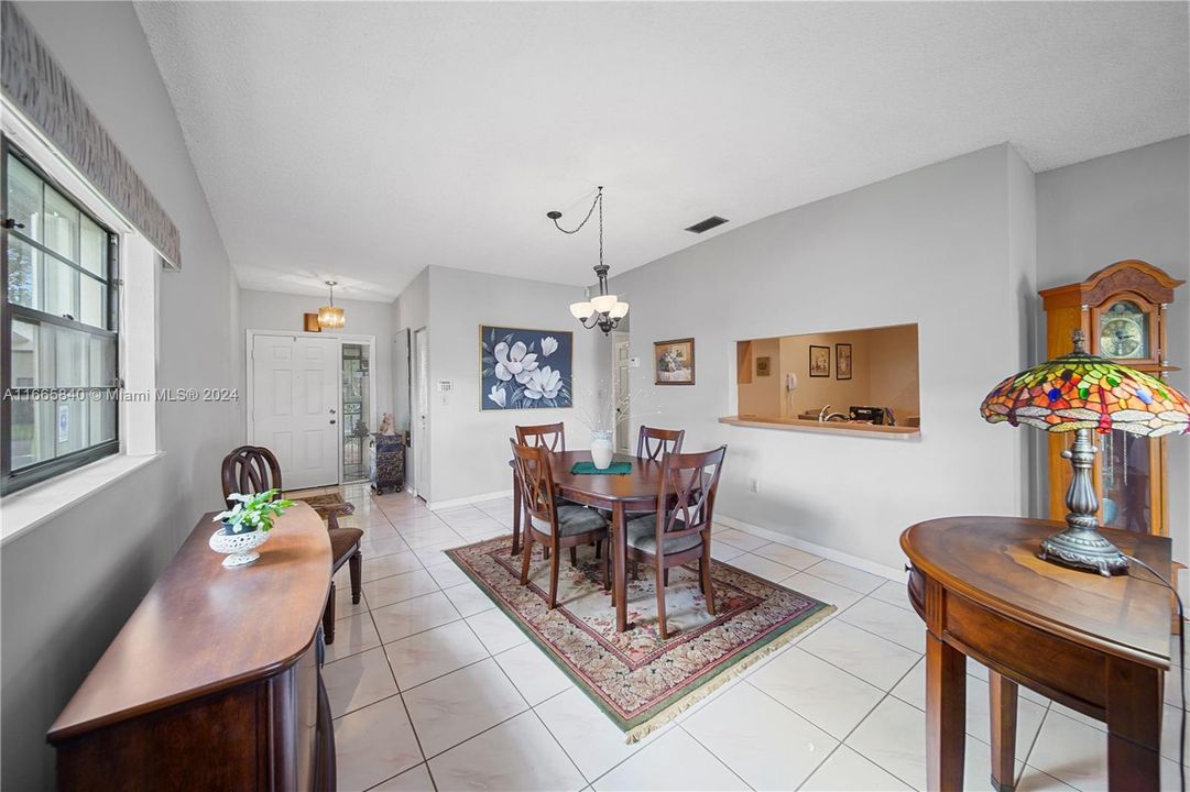 For Sale: $475,000 (2 beds, 2 baths, 1309 Square Feet)