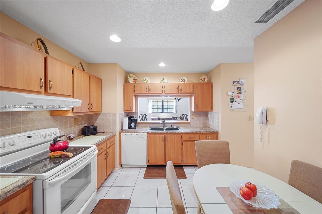 For Sale: $475,000 (2 beds, 2 baths, 1309 Square Feet)