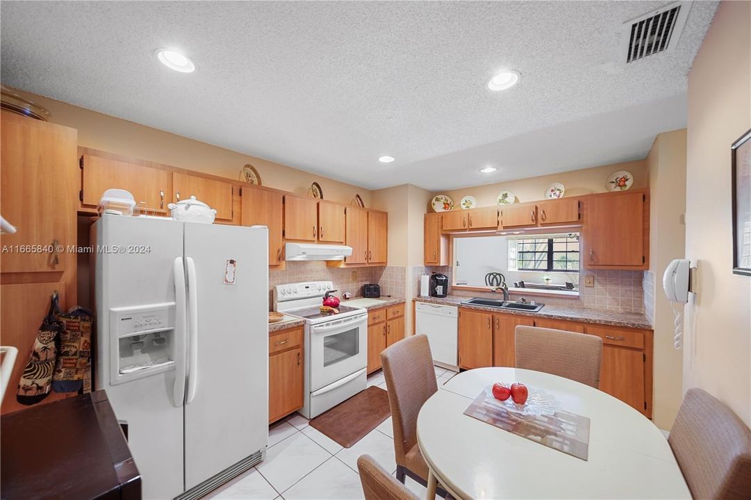 For Sale: $475,000 (2 beds, 2 baths, 1309 Square Feet)