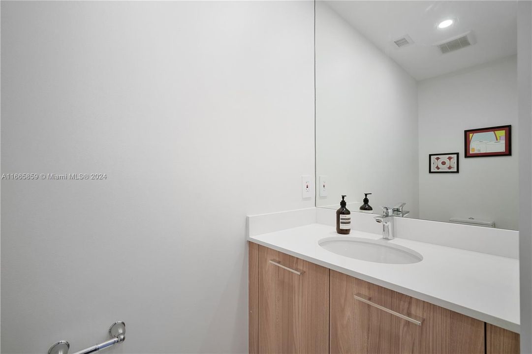 For Sale: $525,000 (1 beds, 1 baths, 746 Square Feet)