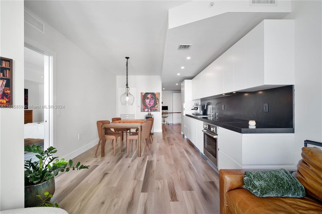 For Sale: $525,000 (1 beds, 1 baths, 746 Square Feet)